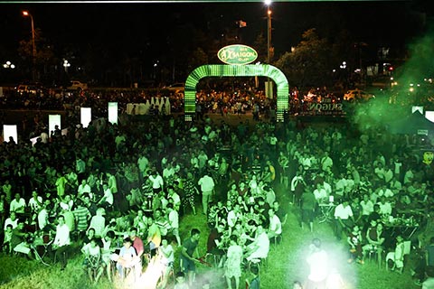 Quảng trường thành phố Quy Nhơn chật kín khán giả đến với Cúp Bia Sài Gòn