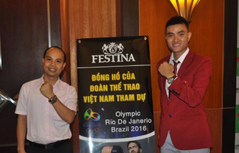 Ảnh: Ông Bùi Tuấn Minh – đại diện thương hiệu Festina chụp hình lưu niệm với VĐV môn đấu kiếm Vũ Thành An