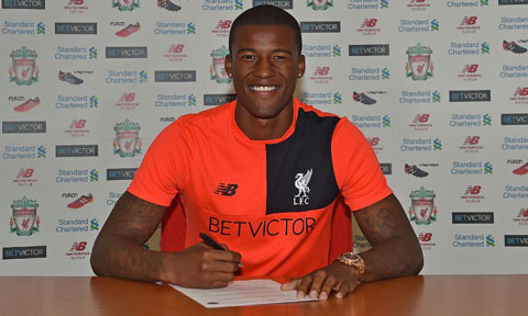 Wijnaldum tươi cười đặt bút ký vào hợp đồng với Liverpool