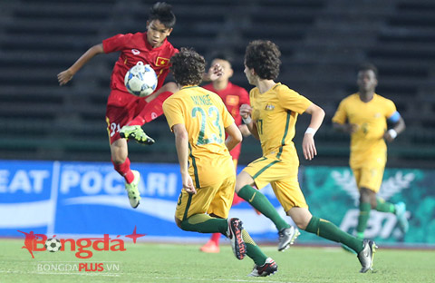U16 Australia (áo vàng) ngày càng tạo ra nhiều áp lực hơn về phía các cầu thủ U16 Việt Nam - Ảnh: Đông Huyền