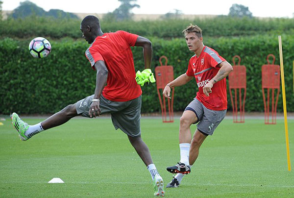 Yaya Sanogo trong tình huống cản phá pha bóng của Xhaka