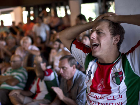 Đám đông người hâm mộ theo dõi trận đấu của Palestino