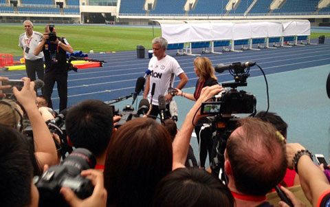 Mourinho phải trả lời phỏng vấn bên ngoài sân vì phòng họp báo ở Trung Quốc quá nóng và đông