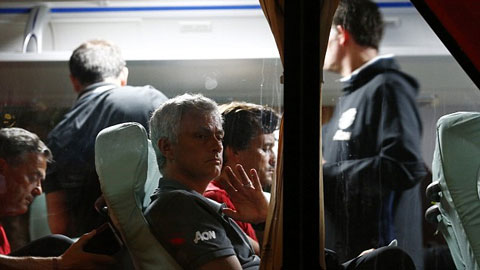 Thầy trò Mourinho chán nản rời Trung Quốc sau chuyến du đấu thất vọng
