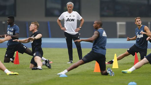 Mourinho bắt cầu thủ M.U tập từ 6 rưỡi sáng sau khi về từ Trung Quốc