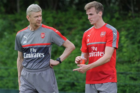  Rob Holding (phải) chỉ là sự đầu tư cho tương lai