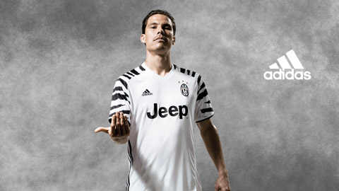 Juventus ra mắt áo phụ màu trắng