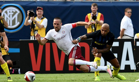 Melo kéo ngã Ribery, tác giả bàn thứ 2 của Bayern