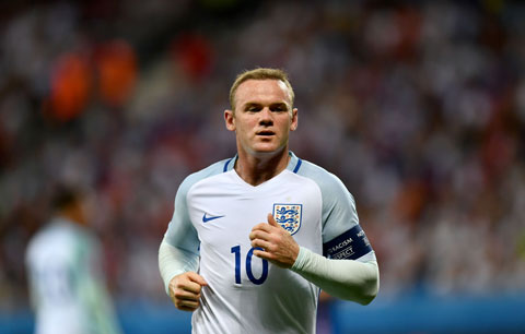 Rooney vẫn gắn bó với ĐT Anh bất chấp nguy cơ mất băng đội trưởng