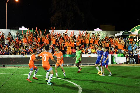 Cổ động viên FC Điện Lực Bình Thuận vui mừng đã chiến thắng đội FC Quán 46 ở trân chung kết giải.