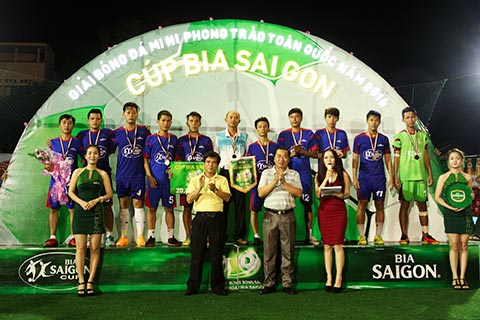 BTC giải trao giải nhì cho Đội FC Quán 46 với phần thưởng 20 triệu đồng.