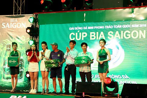 Ca sỹ Hiền Trang giao lưu với khán giả may mắn nhận giải thưởng bia của chương trình vào hàng đêm.