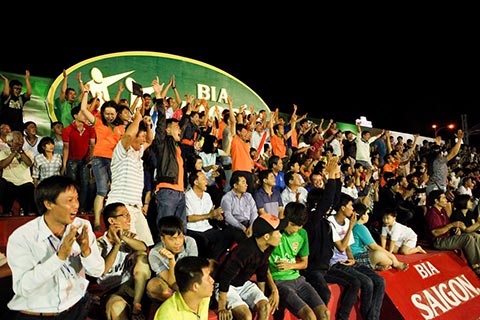 Khán giả thành phố Phan Thiết cuồng nhiệt và yêu bóng trên khán đài bia Sài Gòn