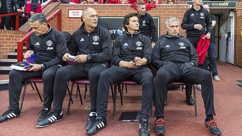 Mourinho ngồi ghế nhựa, tâng Rooney lên mây xanh