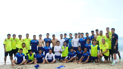 Các “hot boy” U19 Việt Nam khoe cơ bắp ở biển Nha Trang