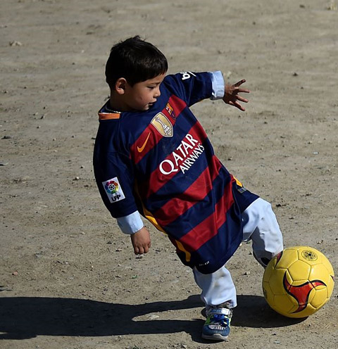Cuộc sống của gia đình Murtaza bị đảo lộn từ khi nhận quà của Messi