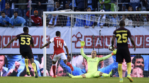 Man City (áo sẫm) đã không thể chống lại sức tấn công mãnh liệt của Arsenal