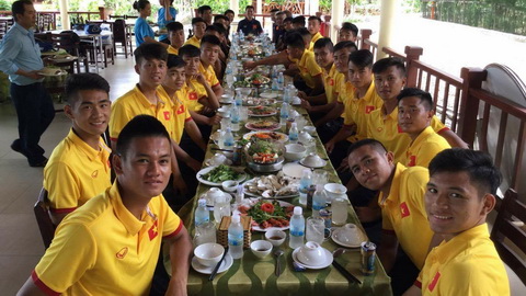Đội tuyển U19 Việt Nam tung tăng cùng sóng biển