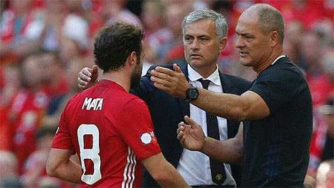 Mourinho rút Mata khỏi sân vì... quá nhỏ con