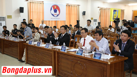 Quang cảnh buổi ký hợp đồng tài trợ 