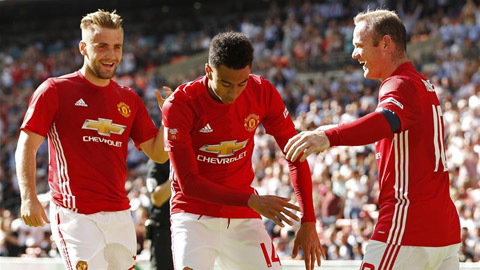 Lingard (giữa) ghi bàn mở tỷ số đẹp mắt