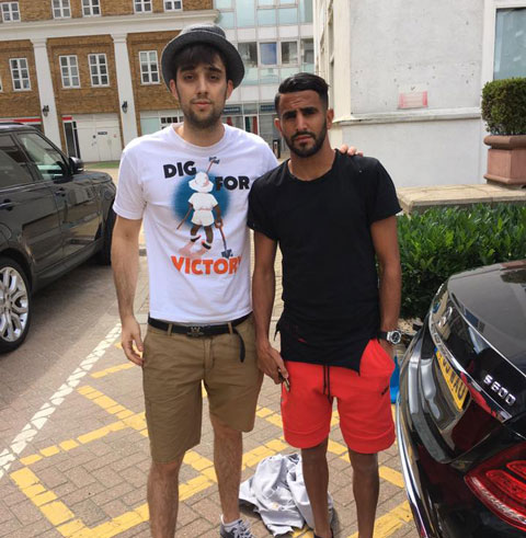 Alessandro bắt gặp Mahrez vào khách sạn Chelsea đóng quân