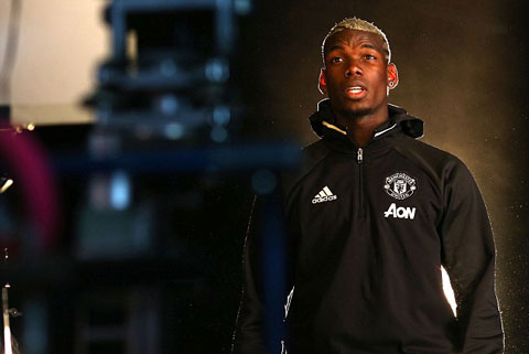 Pogba thực hiện quay video và chụp ảnh trong màu áo mới