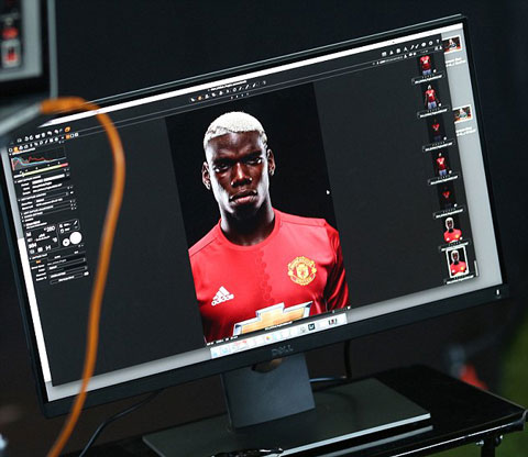 Nhân viên kỹ thuật hậu chỉnh hình ảnh Pogba trước khi công bố với truyền thông