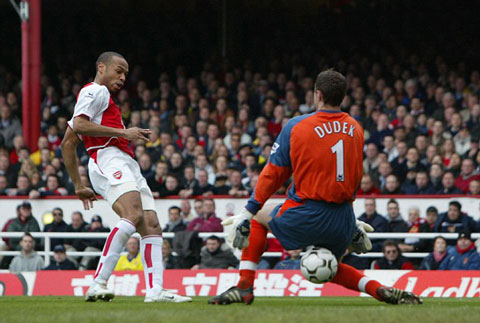 Henry ghi bàn gỡ hòa 1-1 cho Arsenal