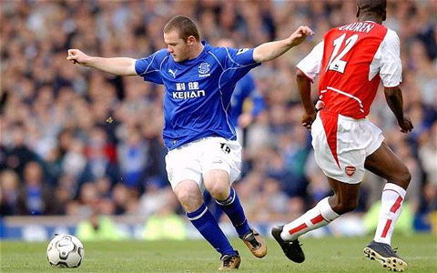 MÙA GIẢI - 2002/03 Một pha khống chế bóng và sút xa đẳng cấp của Wayne Rooney đã hoàn toàn làm bó tay thủ thành David Seaman (Arsenal). Đây cũng là khoảnh khắc thần đồng Rooney khiến người hâm mộ phải nhớ đến tên anh.