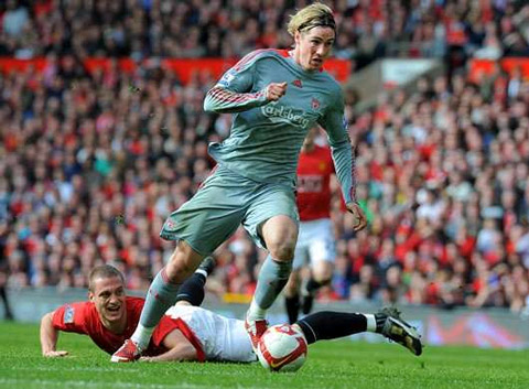 MÙA GIẢI - 2008/09 Khoảnh khắc Fernando Torres hủy diệt trung vệ Nemanja Vidic trong màn vùi dập 4-1 của Liverpool trước M.U ngay tại 