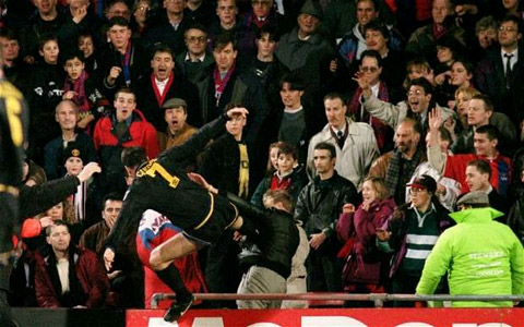MÙA GIẢI - 1994/95 Đây là một trong những mùa giải kịch tính nhất lịch sử Ngoại hạng Anh, khi Blackburn Rovers vượt mặt M.U đoạt chức vô địch ở thời khắc cuối cùng. Tuy nhiên, ấn tượng hơn cả chắc chắn là pha kung-fu của huyền thoại Eric Cantona vào người một CĐV Crystal Palace.