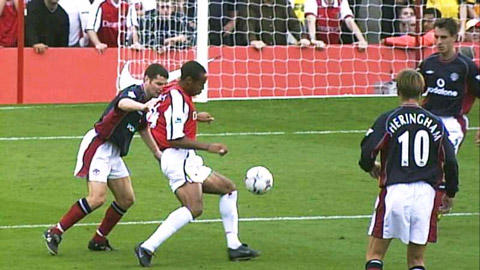 MÙA GIẢI - 2000/01 Thierry Henry đã ghi một bàn thắng để đời vào lưới M.U. Đón bóng ngoài vòng cấm trong tư thế quay lưng với khung thành và bị một hậu vệ kèm sát phía sau, Henry tâng bóng một chạm trước khi bắt vô-lê khiến đồng hương Fabien Barthez đứng im chịu thua. Đáng tiếc vào cuối mùa, Arsenal vẫn ngậm ngùi nhìn Quỷ Đỏ giành chức vô địch.