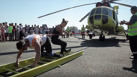 Cô gái kéo trực thăng MI-8 nặng hơn 8 tấn