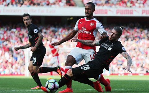 Tình huống Moreno phạm lỗi thô thiển với Walcott dẫn đến penalty ở trận gặp Arsenal đêm qua