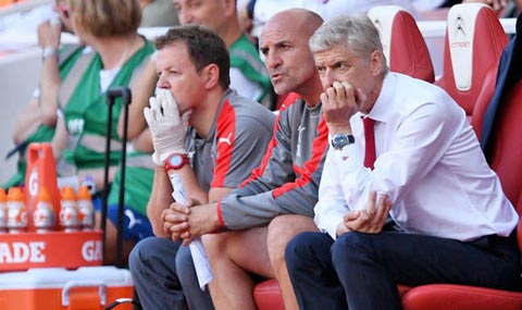 Wenger ngồi lặng lẽ trên băng ghế huấn luyện Arsenal