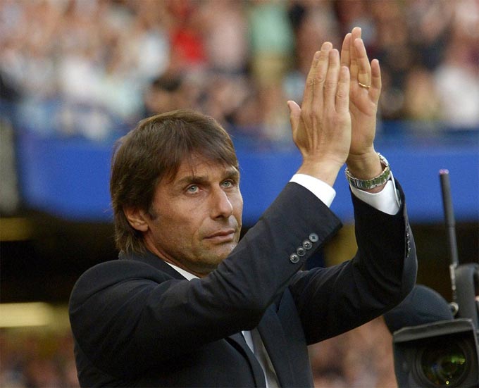 HLV Conte ra sân chào khán giả