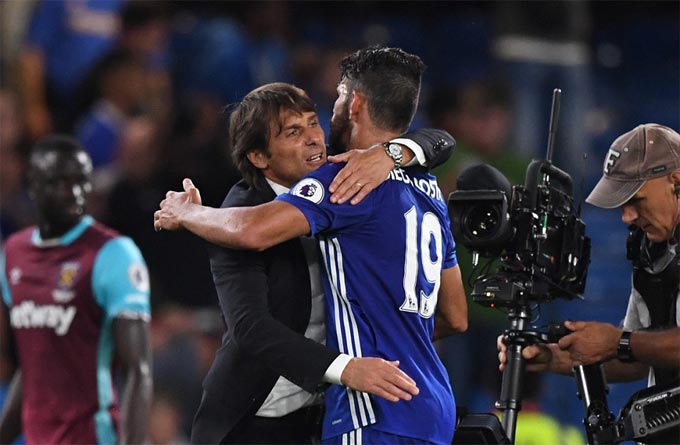 HLV Conte chúc mừng Costa đã trở thành người hùng của Chelsea