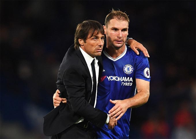 HLV Conte khoác vai hậu vệ Ivanovic rời sân