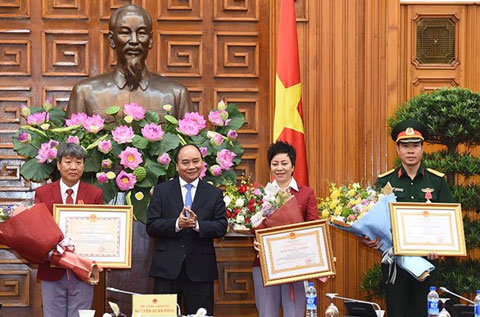 Hoàng Xuân Vinh được Thủ tướng Nguyễn Xuân Phúc trao Huân chương Lao động hạng nhất