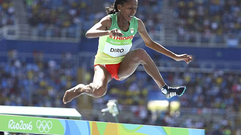 VĐV chạy vượt rào 3000m bằng một chân đất ở Olympic Rio