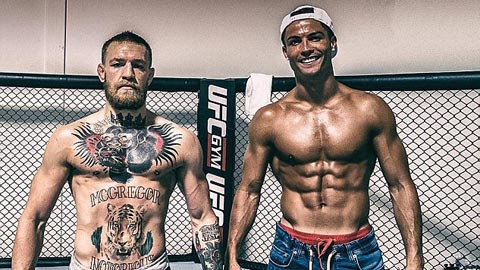 Võ sỹ McGregor (trái) bô bô rằng CR7 đã ký hợp đồng mới với Real