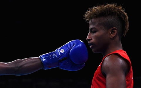 khoảnh khắc độc của VĐV boxing Cuba- Joahnys Argilagos trước khi anh nhận một đòn đánh vào mặt.