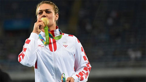 Nữ chính khách xinh đẹp vô địch ném đĩa ở Olympic Rio