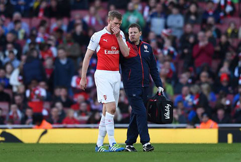 Mertesacker chấn thương khiến hàng thủ Arsenal lao đao