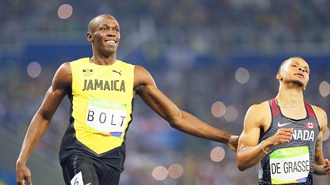 Usain Bolt trêu đùa đối thủ trên đường chạy 200m