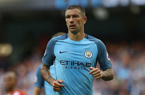 Kolarov được Pep sử dụng ở nhiều vị trí từ đầu mùa