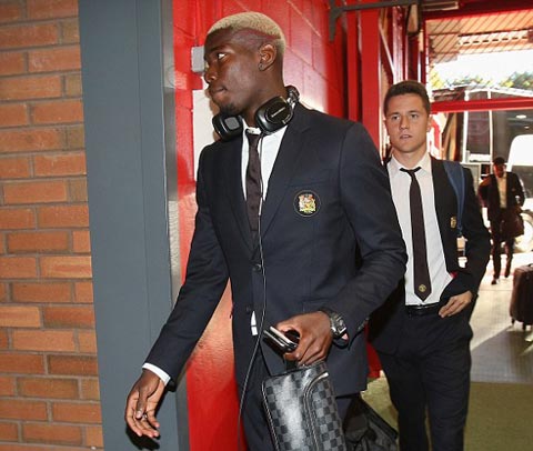 Pogba tiến vào phòng thay đồ chuẩn bị cho trận đấu với Southampton