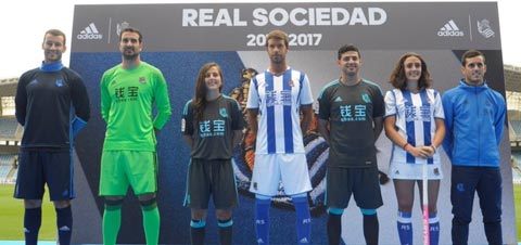 Trang phục thi đấu sân nhà của Real Sociedad là sự kết hợp của sọc xanh và trắng