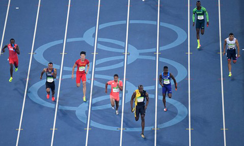 Usain Bolt bỏ xa các đối thủ trước khi cán đích